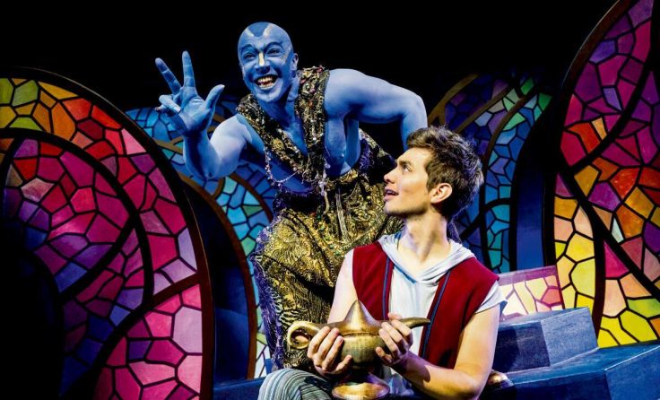 Der Straßenjunge Aladin befreit Dschinni den Geist aus der Wunderlampe. (Foto: Theater Liberi)