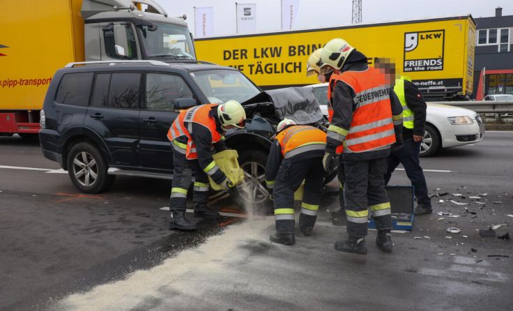 Die Feuerwehr führte die Aufräumarbeiten durch. (Foto: laumat.at/Matthias Lauber)