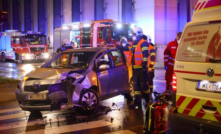 Die Feuerwehr musste die verformte Fahrzeugtür öffnen. (Foto: laumat.at/Matthias Lauber)