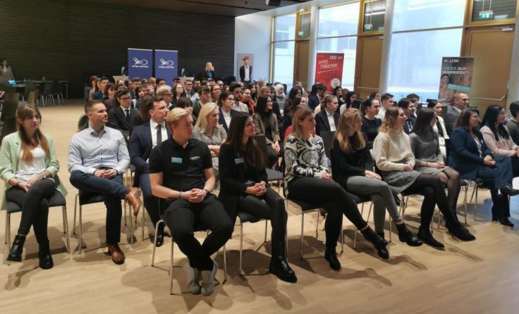 Die Schüler verfolgten interessiert die Präsentation der Unternehmen. (Foto: HAK2)