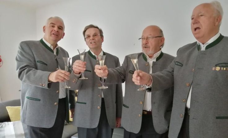 Hoch die Gläser: Im Anschluss an das Konzert wird auf das kommende Jahr angestoßen. (Foto: MGV)
