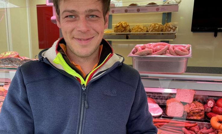 Markus Steinerberger macht die Bratwürstel noch selber. (Foto: Tips)