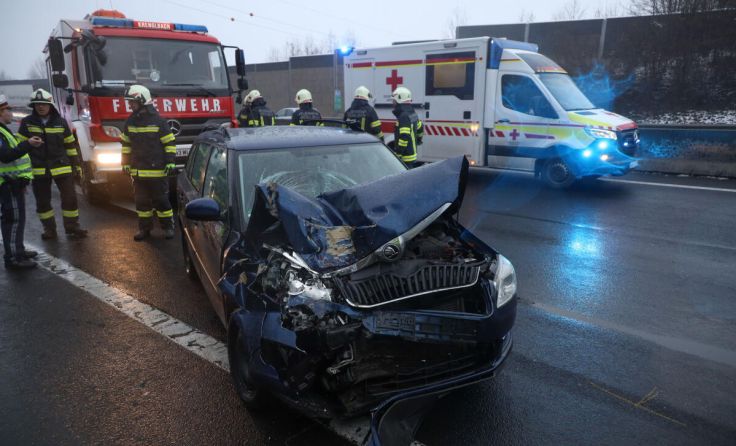 Der PKW krachte in das Heck eines stehenden Kleintransporters. (Foto: laumat.at/Matthias Lauber)