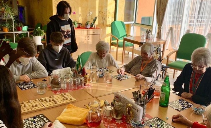 Im Seniorenheim Neustadt spielten die Schüler mit den Bewohnern Brettspiele. (Foto: HAK2)