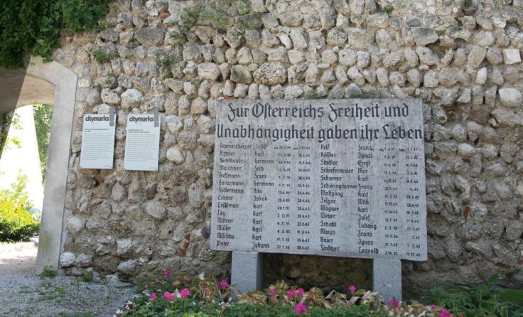 Der Rundgang führt auch zum Denkmal im Pollheimerpark. (Foto: Tourismusverband Region Wels)