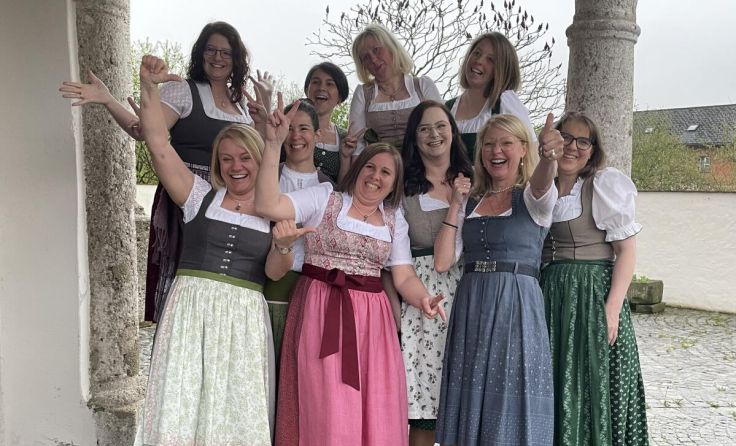 Daumen hoch für die neue Ortsbäuerin Monika Mielacher (vorne, 2.v.l.) (Foto: privat)