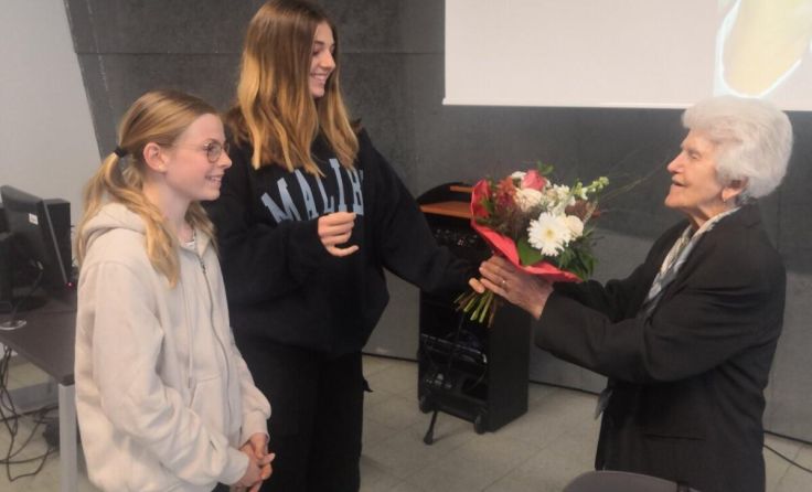 Als Dankeschön gab es für die 92-jährige Zeitzeugin Blumen. (Foto: BRG Wallererstraße)