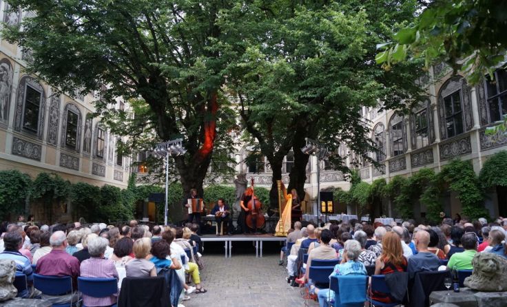 Franz Froschauer und Band spielen im Schlosshof Chansons. (Foto: Puchberg)