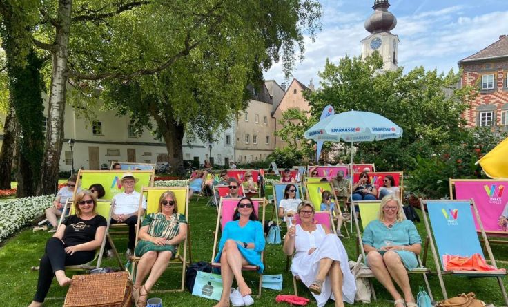 Auf den chilligen Liegestühlen lässt es sich ganz entspannt lauschen. (Foto: Jakaubek)