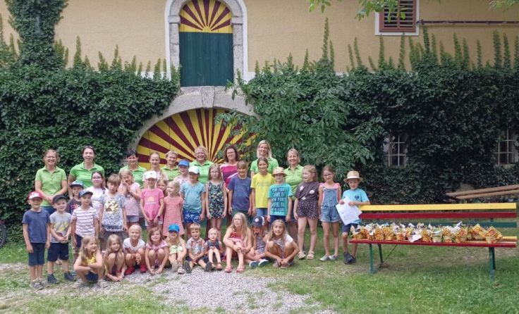 Die Kinder entdeckten dank der Bäuerinnen Obst und Gemüse mit allen Sinnen. (Foto: Wimmer)