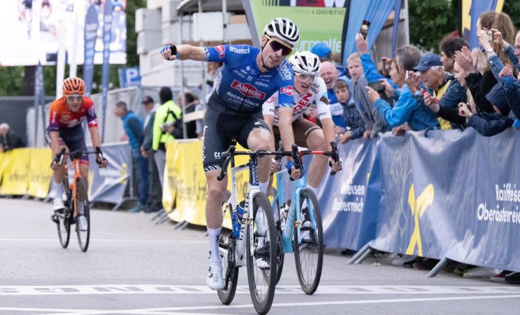 Michael Gogl jubelt vor Felix Gall und Sebastian Schönberger (Foto: Reinhard Eisenbauer)