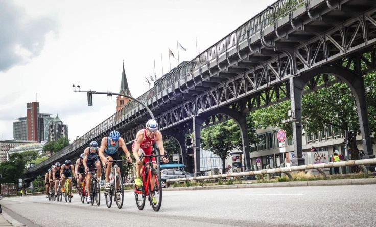Alexander Biereder (vorne) raste mit über 60 km/h durch Hamburg. (Foto: sportograf.com)