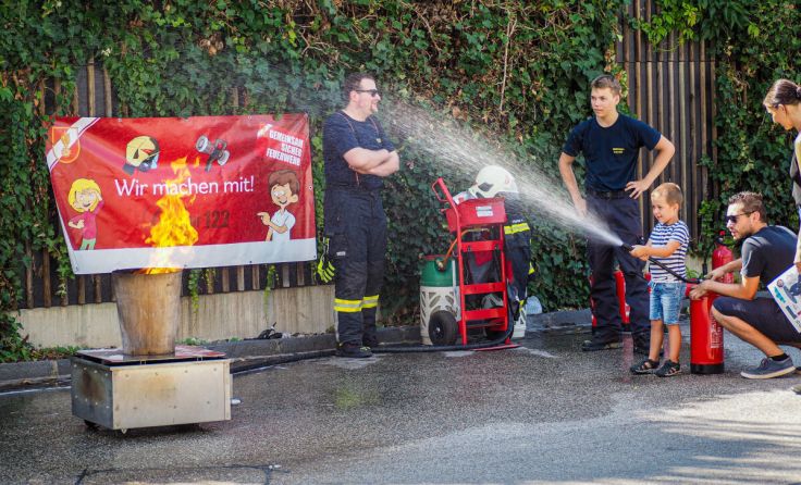 Selber mal ein Feuer löschen, das ist richtig cool! (Foto: KC PHOTOGRAPHY)