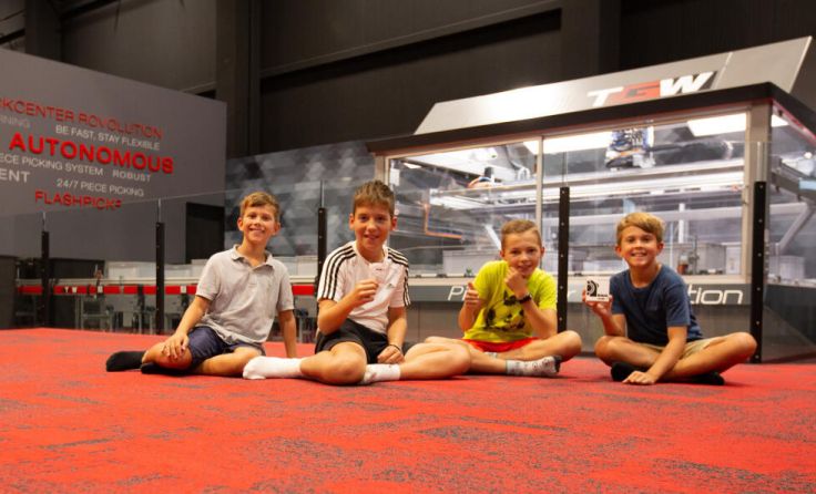 Die TGWkids hatten auch im interaktiven TGW-Showroom viel Spaß. (Foto: TGW)