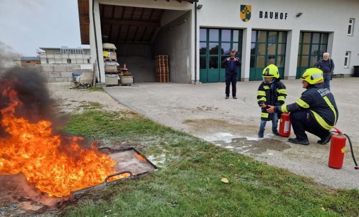 Die Kinder durften selbst zum Feuerlöscher greifen und den Brand bekämpfen. (Foto: FF)