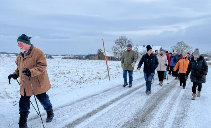 Guten eingepackt und voll motiviert ging es zu Fuß eine Runde durch Sipbachzell. (Foto: Huber)