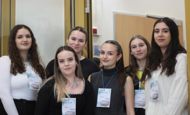 Die Schülerinnen führten die interessierten Besucher durch die Schule. (Foto: HAK)