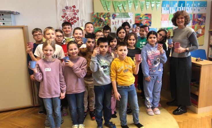 Praktisch und vor allem nachhaltig: Ein Wasserbecher für alle Schüler. (Foto: VS9)