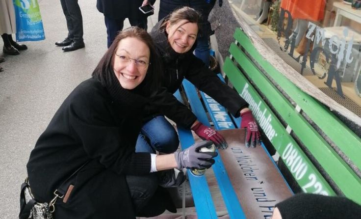 Auch die Fraktionsvorsitzender der Grünen, Miriam Faber legte selbst mit Hand an. (Foto: StoP Wels)