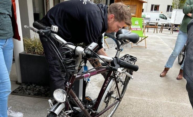 Der Bikedoc überprüft die Fahrräder in Thalheim, Krenglbach und Steinhaus. (Foto: Grüne)