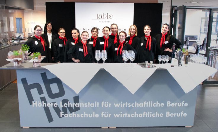 Die Schülerinnen nahmen ihre Gäste mit auf eine internationale kulinarische Reise. (Foto: HBLW)