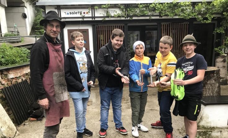 Peter Deinhammer zeigte Buben aus Buchkirchen wie man schmiedet. (Foto: Werkschule)