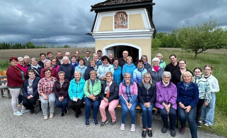 Groß war die Gruppe mit der die Goldhaubengruppe ihre Maiandacht feierte. (Foto: Goldhaubengruppe)