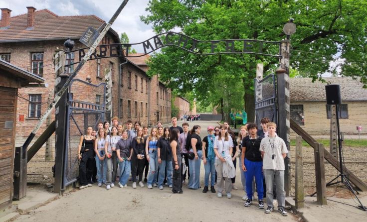 Die Welser Schüler am berüchtigten Tor zum Konzentrationslager. (Foto: HAK1)