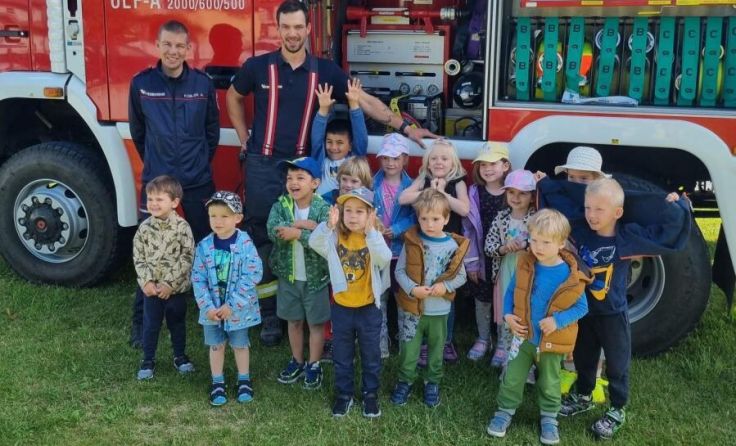 Ein Höhepunkt ist natürlich immer das Erkunden des Feuerwehrautos. (Foto: FF Edt-Winkling)