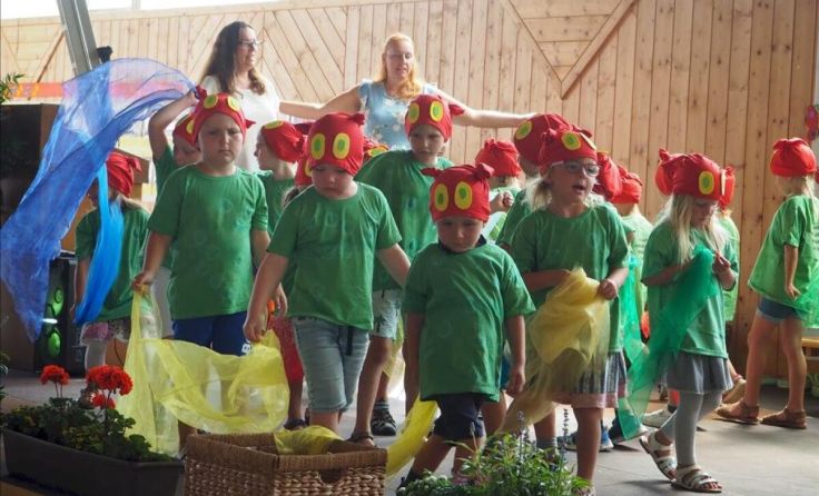 Ganz viele kleine Raupen krabbelten über die Bühne. (Foto: Kindergarten Pennwang)
