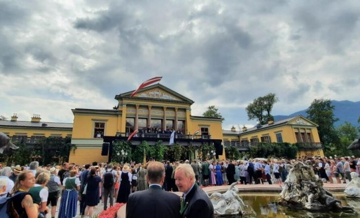 Großer Auflauf vor der Kaiservilla in Bad Ischl zu Kaisers Geburtstag. (Foto: Weickinger)