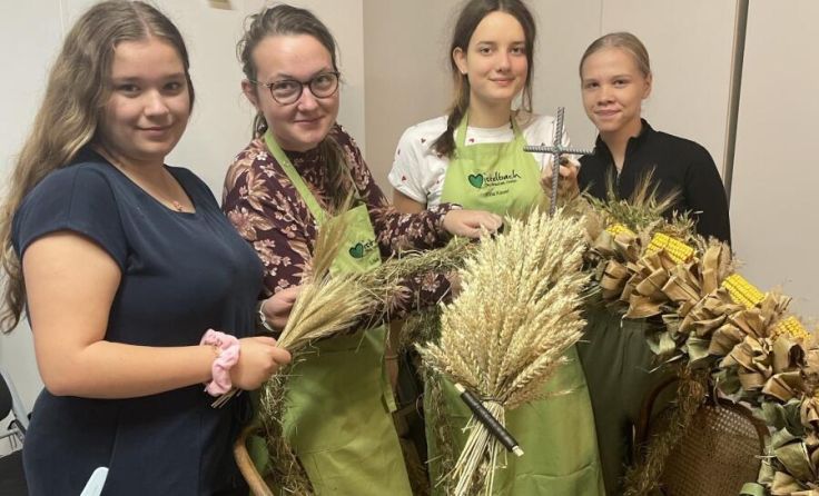 Mit ein paar geschickten Händen ist die prächtige Erntekrone bald fertig. (Foto: LWFS Mistelbach)