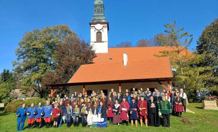 Die alten Uniformen und traditionellen Gewänder sind schön anzuschauen. (Foto: Weickinger)