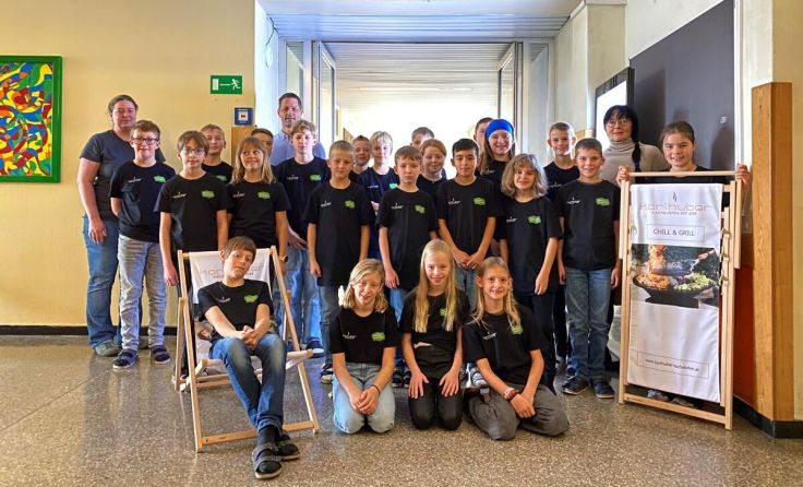 Hafnermeister Michael Karlhuber brachte den Kindern coole T-Shirts mit. (Foto: Karlhuber)