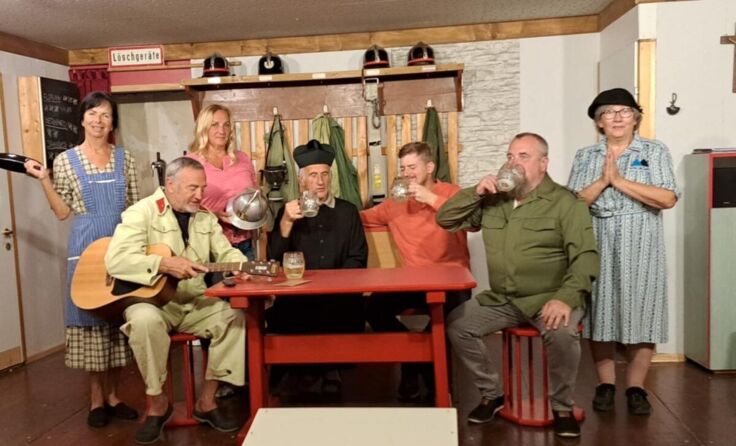 Der „Aufruhr im Feuerwehrhaus“ begeisterte die vielen Besucher. (Foto: Theatergruppe)