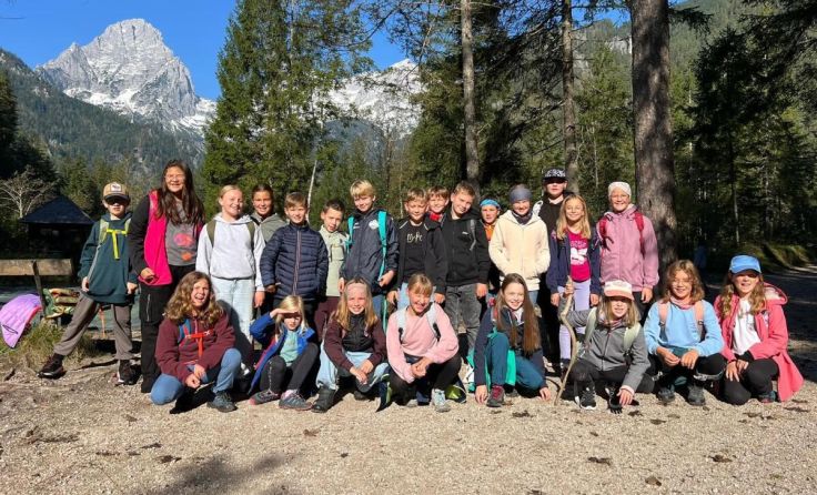 Die Schüler der 1a und 1b genossen die Aktivitäten im Freien. (Foto: RG Lambach)