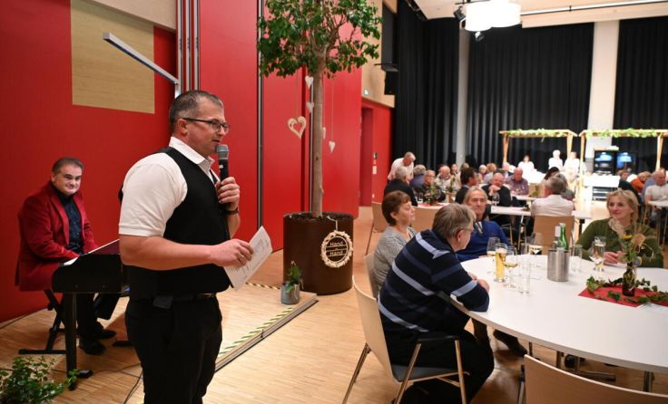 Vizebürgermeister Gerald Lindinger begrüßte die Gäste und den Pianisten. (Foto: ÖVP)