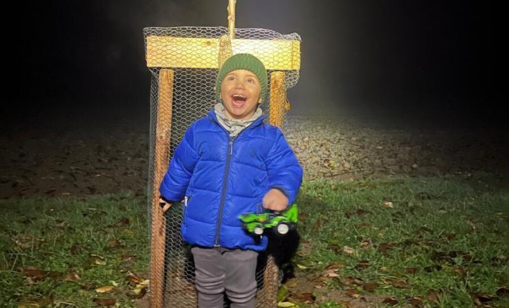 Noah freut sich schon sichtlich auf den ersten Ertrag der neuen Obstbäume. (Foto: Mayr)