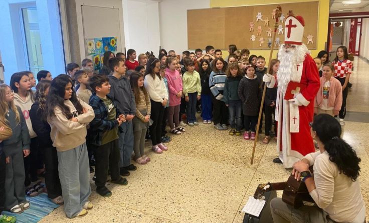 Aufmerksam hörten die Kinder dem Nikolaus zu und sangen ihm aber auch ein paar Lieder. (Foto: VS1)