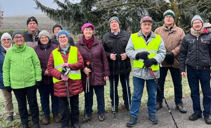Gut gelaunt ging es zu Fuß durch Pennewang. (Foto: Baldinger)