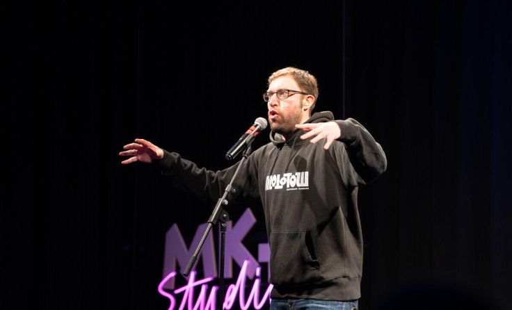 Wortgewaltig: Der neue Landesmeister im Poetry Slam, Sevi Agostini aus Linz. (Foto: MKH Obermair)