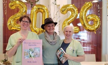 Hermi Kürner spendet Kalender an Welser Seniorenhaus
