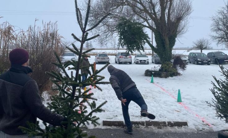 Mit der richtigen Technik kann so ein Christbaum richtig weit fliegen. (Foto: Reiter)