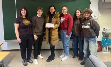 Lambacher Schüler spenden an das Frauenhaus Wels