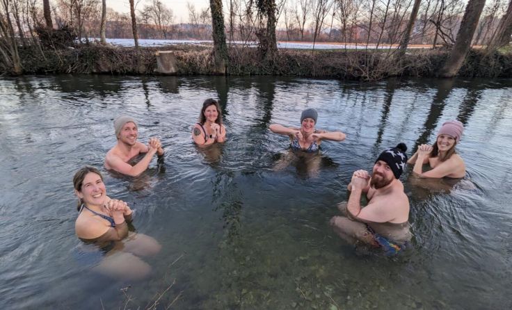 Stefanie Heidinger (l.) leitet eine Gruppe beim Eisbaden im Mühlbach an. (Foto: Heidinger)