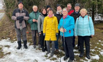 Pennewanger Senioren stärken sich nach Wanderung mit Schaumrollen