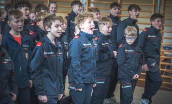 Weiße Fahne beim Wissenstest der Feuerwehrjugend aus Wels und Wels-Land