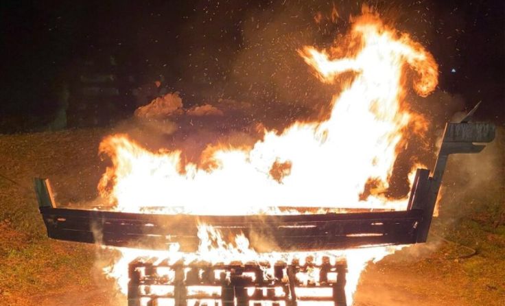 Das Schiff ging in Flammen auf: Einäscherung von Kunst im Überfluss. (Foto: RMaurmair)