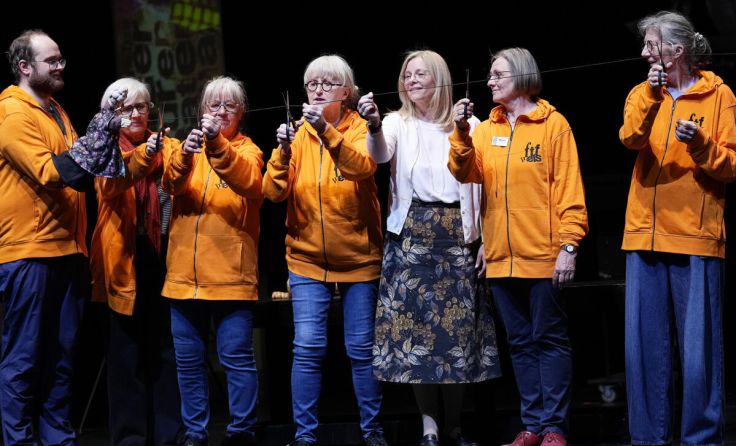 Bei der Eröffnung durften auch Puppen mithelfen. (Foto: reinhard winkler)