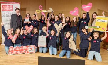 Herzkissen des Welser Franziskus-Gymnasiums sind bestes Jugendprojekt des Landes